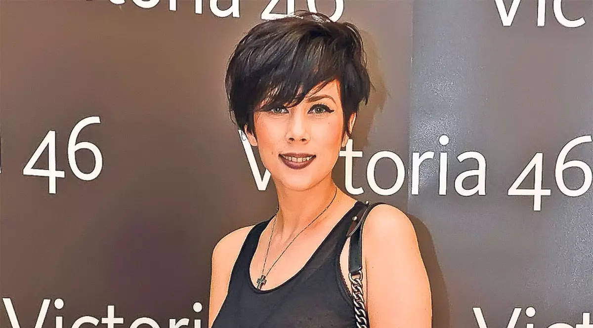 Nonconformista cântăreață cu ochi de safir se pregătește pentru nunta ei cu fostul soț