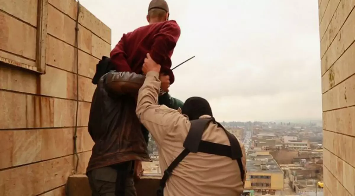 Noi atrocităţi comise de ISIS! Trei homosexuali au fost ARUNCAŢI ÎN CAP de pe o clădire