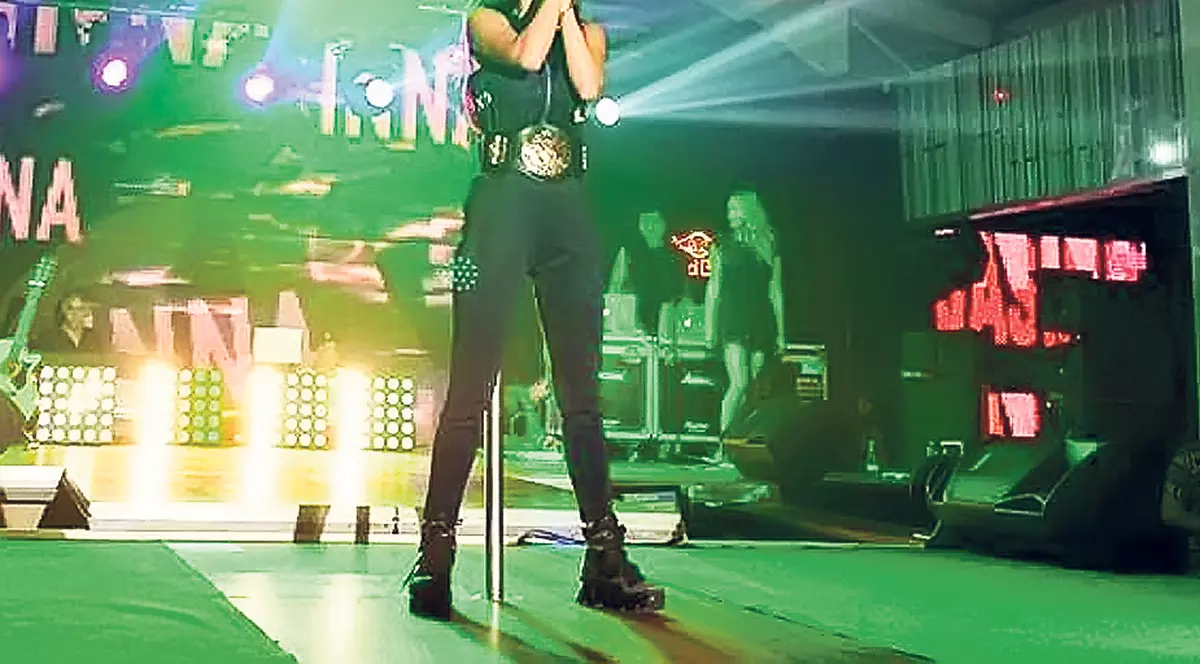 Prestație inedită! Inna relaxează videochatistele