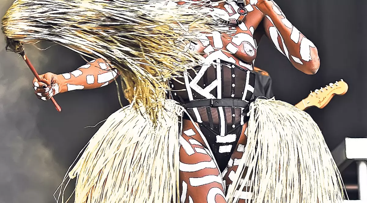 Cu sânii dezgoliți, la 67 de ani! Show-ul lui Grace Jones i-a băgat pe englezi în boală