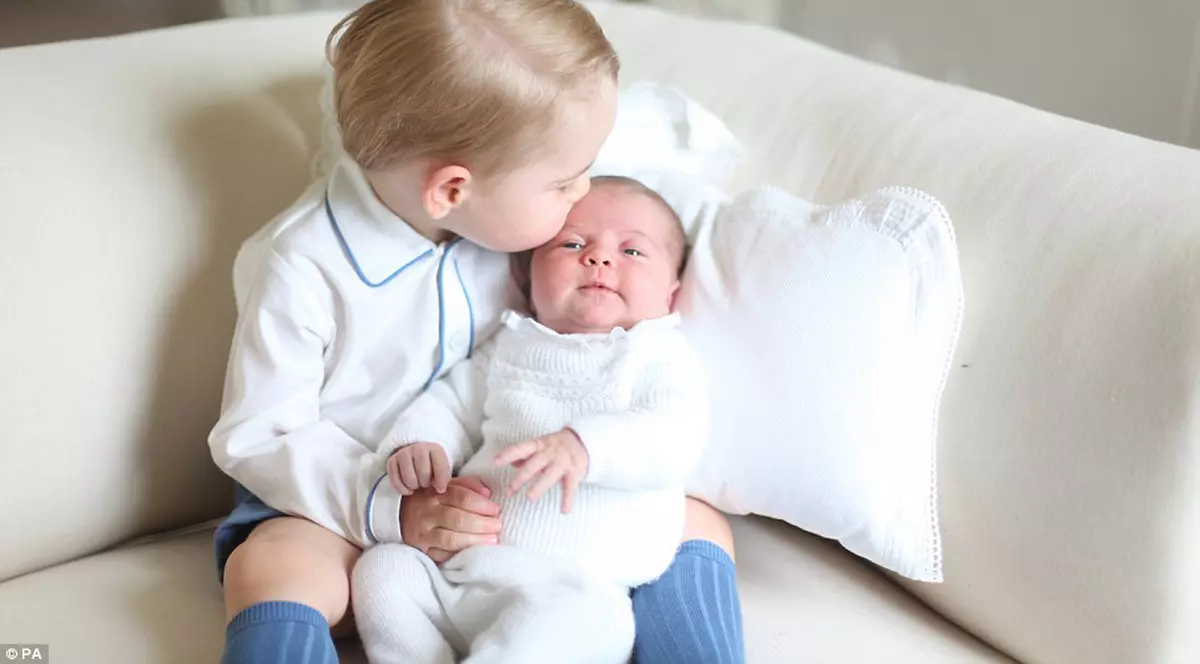 Primele imagini cu Prinţul George şi Prinţesa Charlotte au fost făcute publice. Copiii lui Kate şi ai lui William sunt adorabili