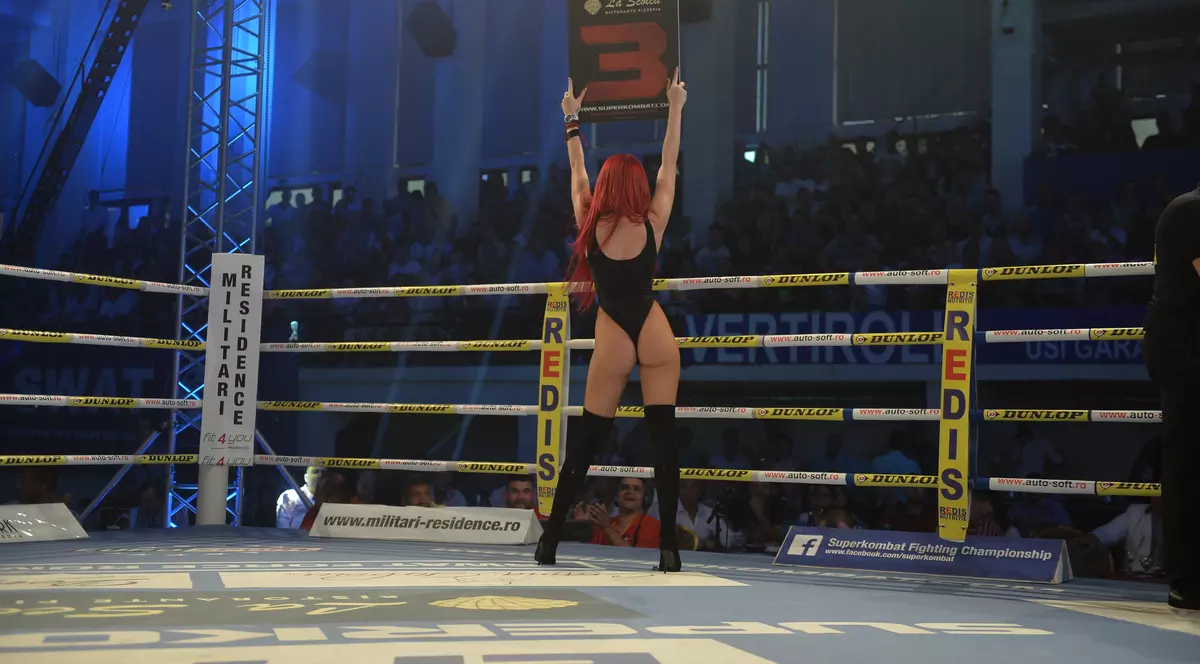 În ring când au intrat, spectatorii și mai tare s-au înfierbântat! Fetele sexy din preajma băieţilor duri de la Superkombat Constanța / GALERIE FOTO HOT   