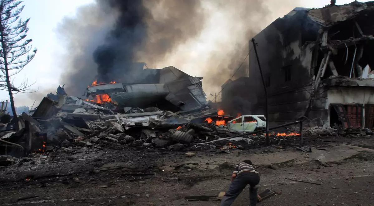 Tragedie în Indonezia! Un avion militar Hercules s-a prăbuşit într-un oraş | FOTO 