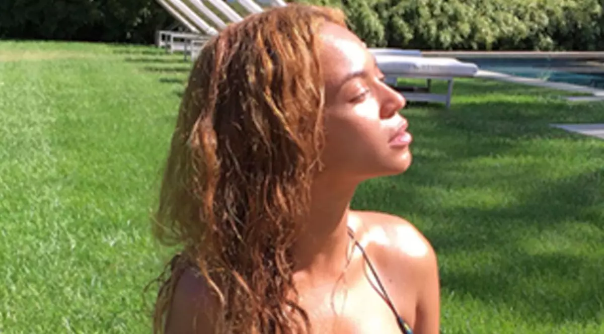 Beyonce se laudă cu dieta ei! Cântăreaţa s-a pozat în costum de baie, cu sânii la vedere | FOTO