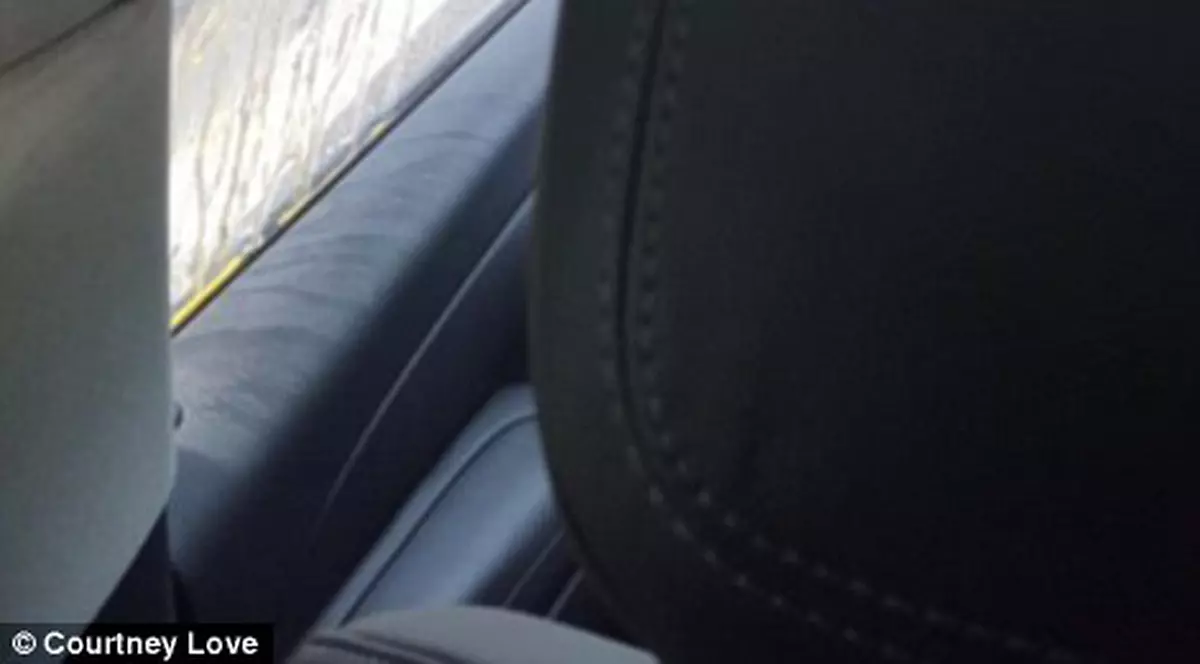 SCANDLAOS! O cântăreață celebră, atacată în propria-i mașină, de taximetriști, în Capitală. I-au spart geamul mașinii