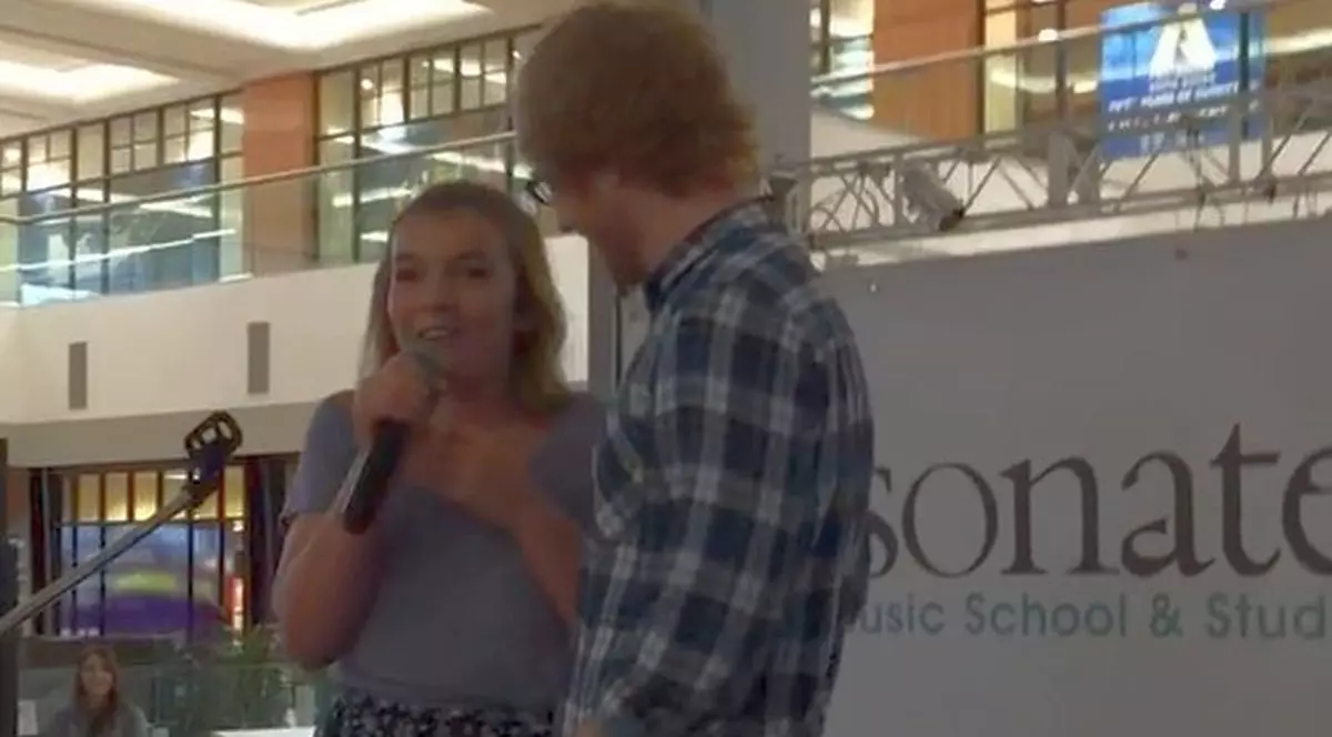 N-o să uite asta niciodată! Surpriza uriaşă de care a avut parte o adolescentă într-un mall | VIDEO