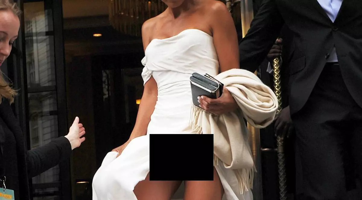 A păţit ruşinea! Vântul i-a jucat o festă unei dive de la Hollywood | FOTO