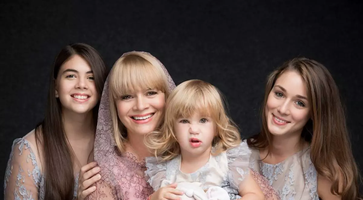 Intră aici să le vezi pe fetele lui Horia Brenciu! 