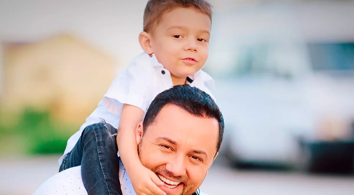 Imagini în premieră cu Măruță și fiul lui, la ședința foto după prima serbare a micuțului! Asemănarea dintre ei e uluitoare!