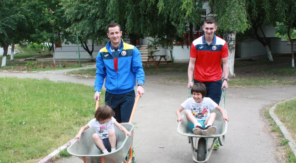 Tricolorii lui Dulca le-au făcut cadouri copiilor din satul SOS din București / FOTO