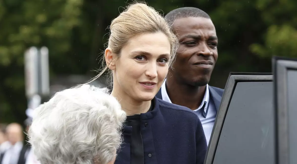 Francois Hollande şi noua lui iubită, pentru prima dată la aceleaşi eveniment | VIDEO