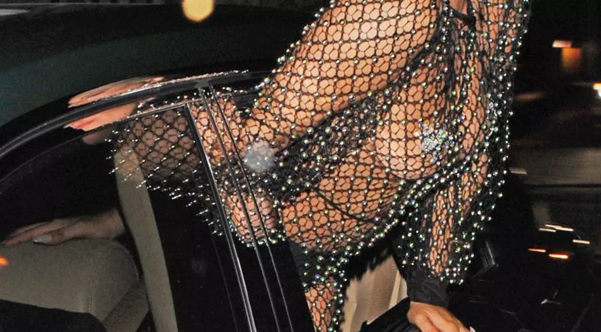 Lady Gaga și-a scos sânii pe fereastra mașinii | FOTO