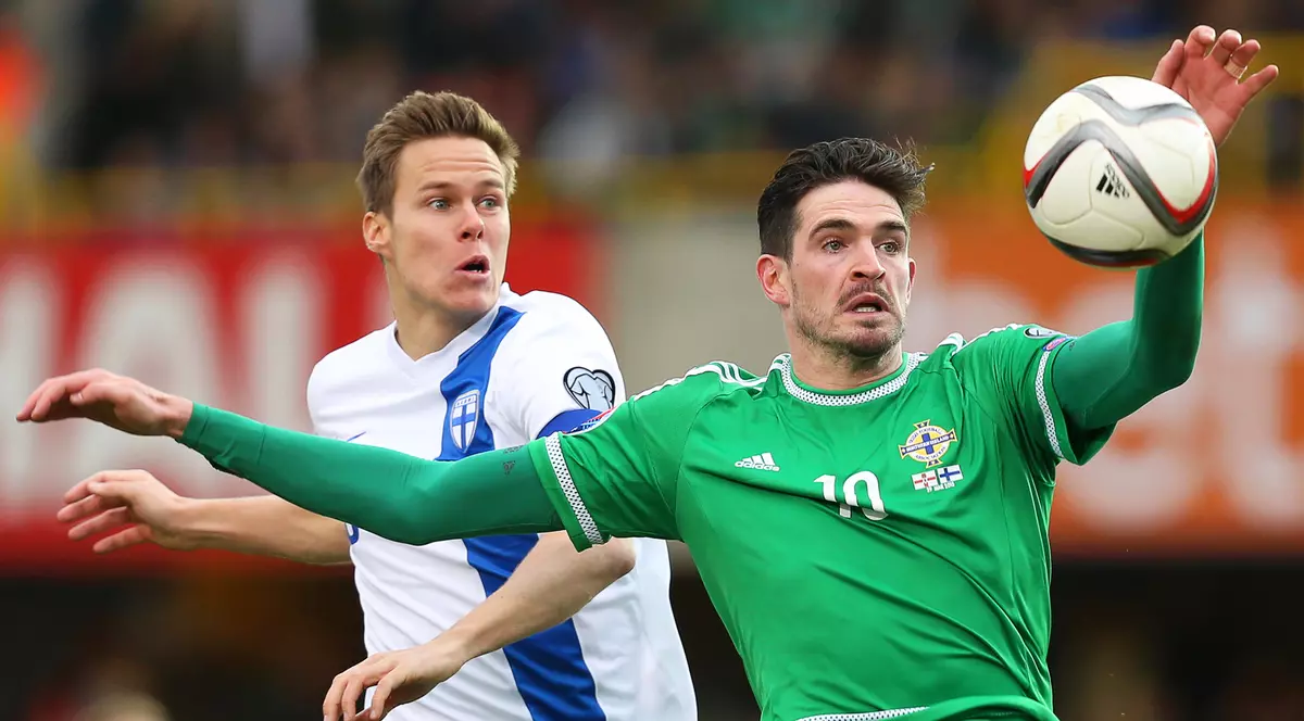 Principalul marcator al Irlandei de Nord are priză la femei frumoase / GALERIE FOTO