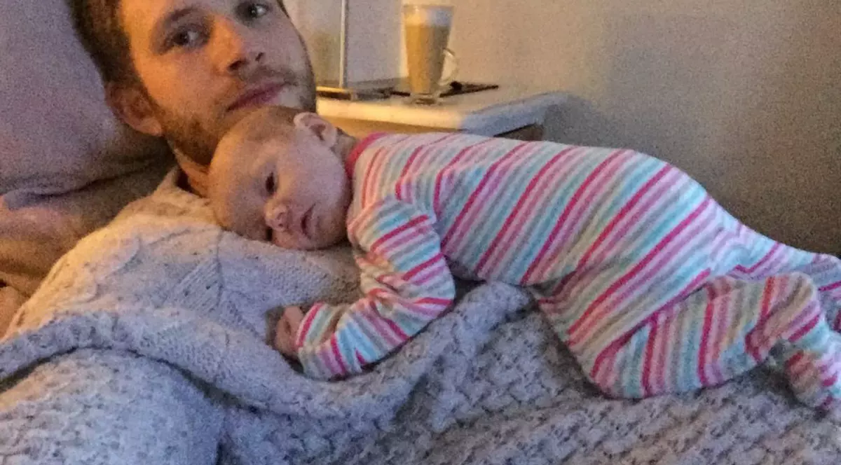 E un miracol că mai trăiește! Fetiță născută cu stomacul și intestinele în piept | FOTO