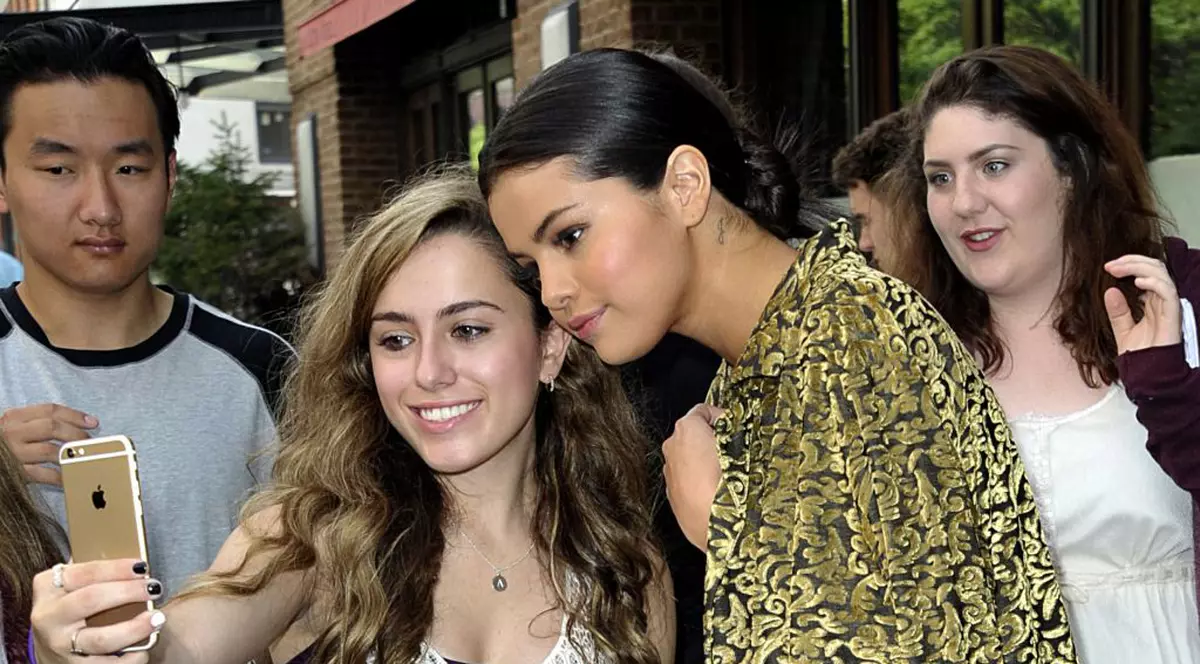 Selena Gomez și-a surprins fanii! Cântăreața, cu sfârcurile la vedere pe stradă | FOTO 