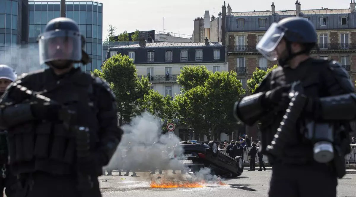Doi directori ai Uber, arestaţi după protestele violente ale taximetriştilor francezi