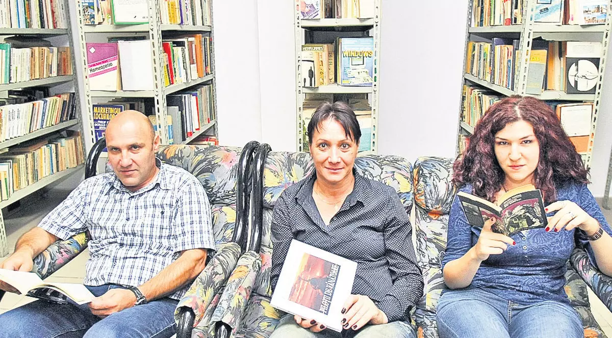 Biblioteca de sub pământ | Spațiul de cultură are 20.000 de cărți, multe rămase moștenire din vremea lui Ceaușescu | EXCLUSIV