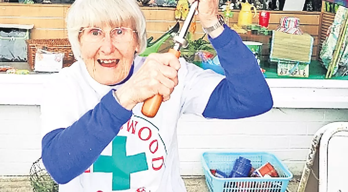 Sare cu parașuta la 89 de ani, pentru copiii săraci din Timiș