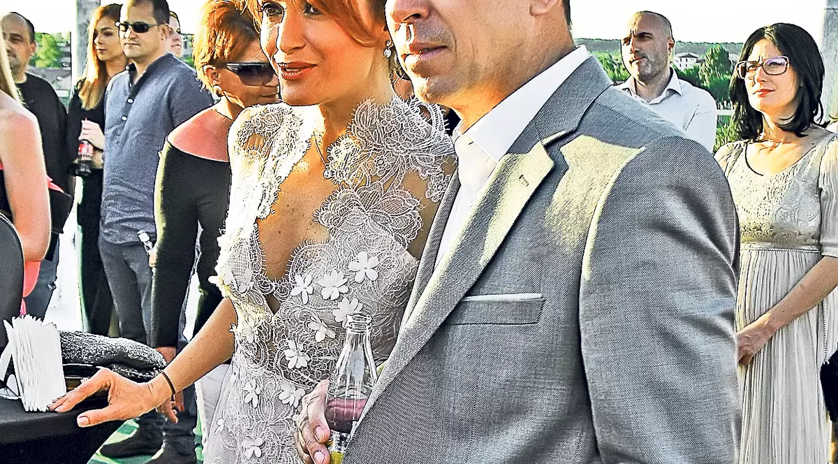 Sâni la înălțime! Anca Țurcașiu a etalat un superdecolteu la o petrecere pe... bloc | FOTO