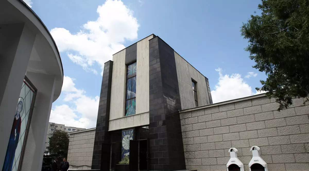 Trei coroane, flori și puține lumânări la mormântul lui nea Angelo