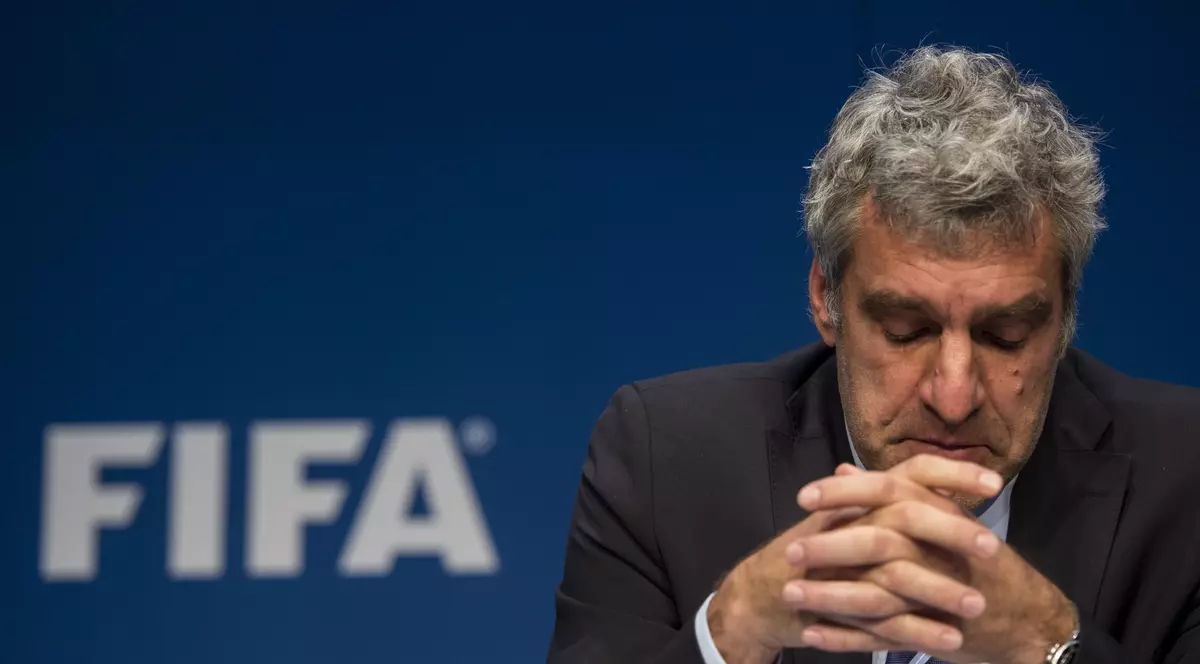 Gluma l-a costat scump pe directorul de comunicare al FIFA