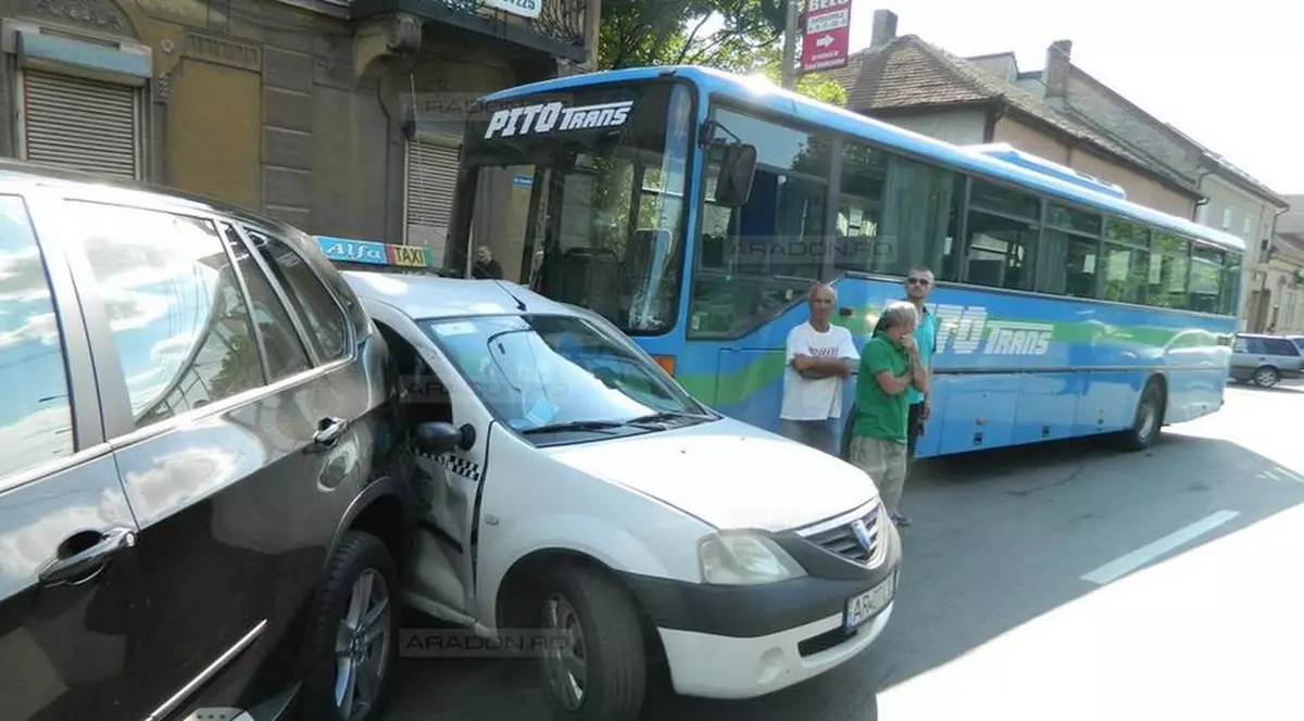 Accident în Arad! Un autobuz a lovit nouă automobile