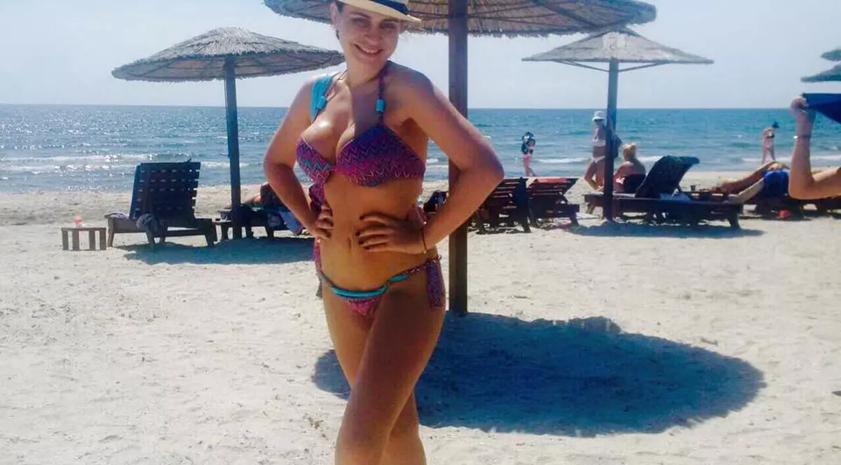 Adina Buzatu a renunțat la haine, dar nu și la pălărie