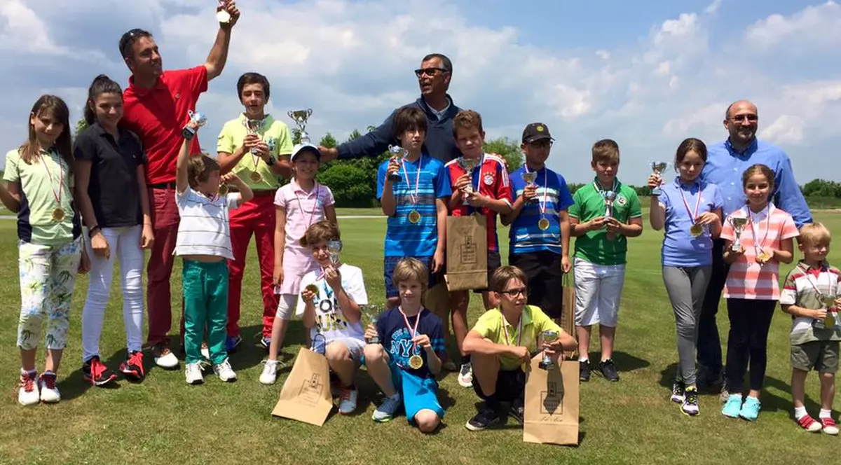 Premiant la sportul bogaților. Fiul Romaniței a luat prima lui cupă la golf
