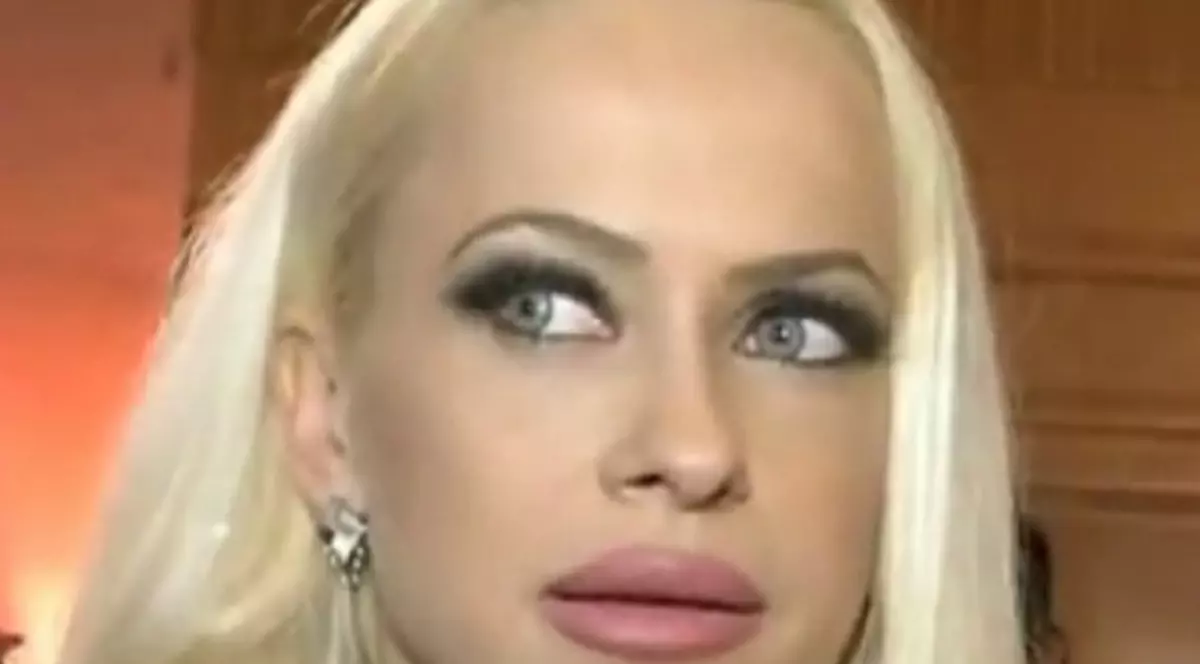 PRIMELE IMAGINI cu Anda Adam MIREASĂ! Are o rochie cu trenă imensă şi radiază de fericire