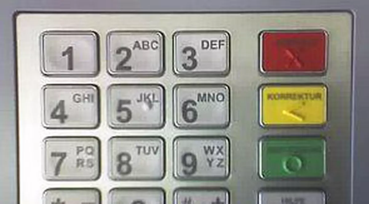 A apărut bancomatul care merge fără PIN! Îți dă bani doar după ce îți recunoaște fața! 