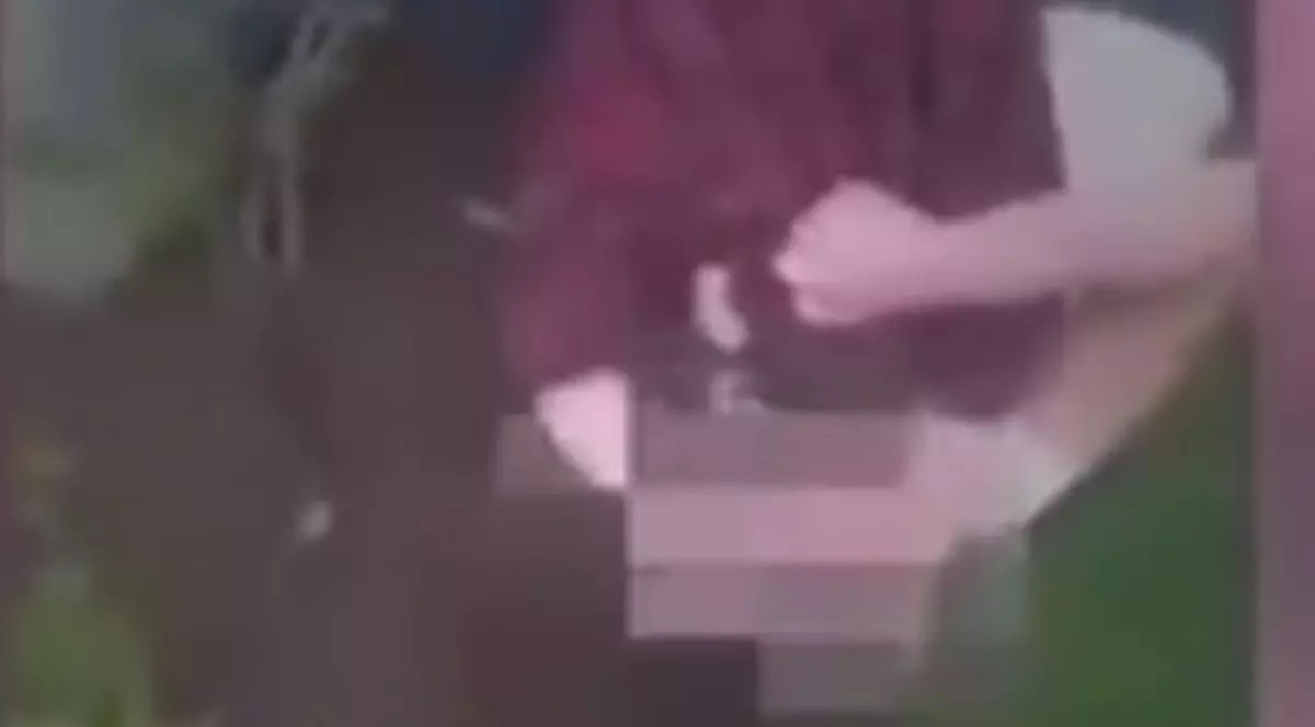 Scene incredibile de violență! Două adolescente s-au bătut CRUNT în fața unui supermarket | VIDEO