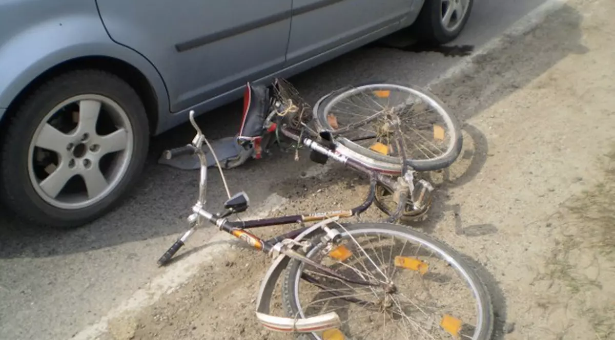 Accident în lanț: biciclist rănit de copacul doborât de o mașină