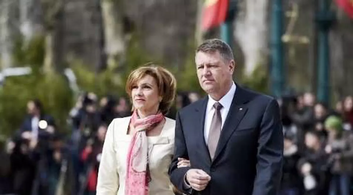 Designerul Primei Doamne face dezvăluiri. Cum îi place lui Carmen Iohannis să se îmbrace