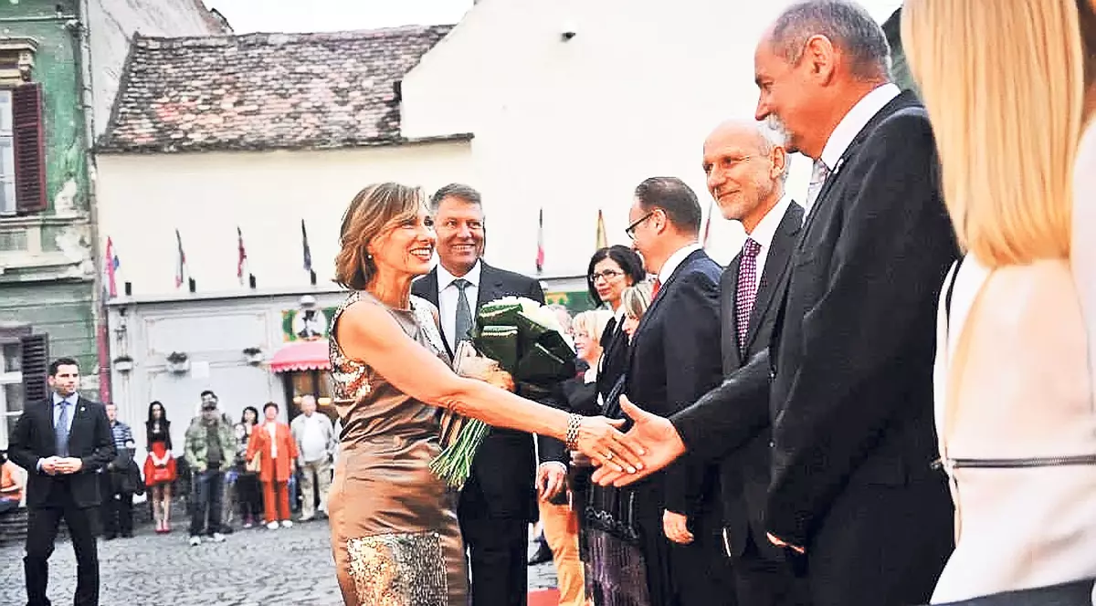 Carmen Iohannis, mai urmărită ca piesa de teatru | Într-o rochie scurtă, cu paiete, soţia preşedintelui a fost atracţia serii la festivalul de la Sibiu