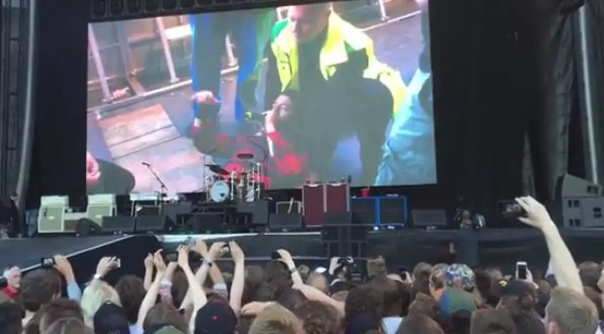 VIDEO Momente de GROAZĂ în timpul unui concert! Un cântăreţ celebru a căzut pe scenă şi şi-a RUPT PICIORUL 