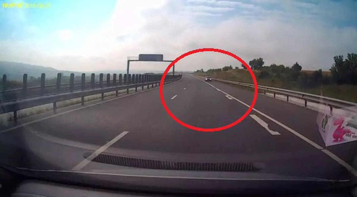 De NECREZUT! Un șofer merge pe AUTOSTRADĂ PE CONTRASENS! | VIDEO