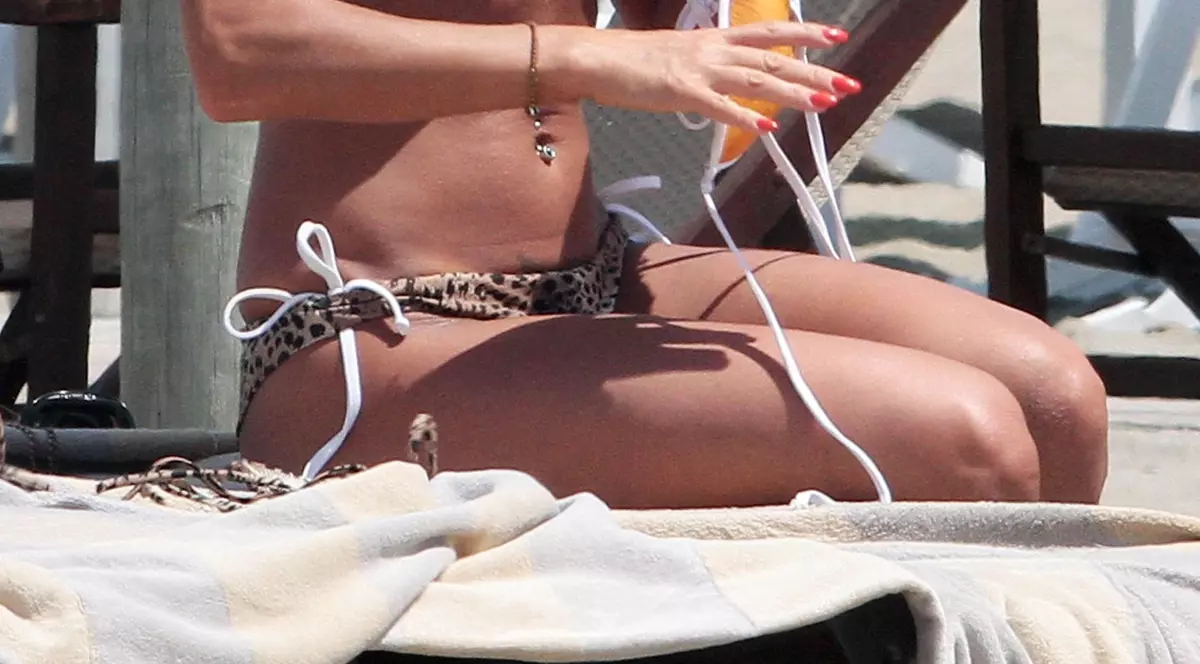 O VEDETĂ a vrut să-și schimbe SUTIENUL, dar și-a EXPUS SÂNII! Imaginile pe care nu ar vrea să le vadă NICIODATĂ în presă! | FOTO