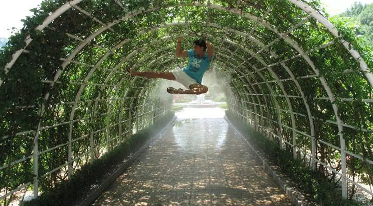 Nu, nu este Jackie Chan. Este Daniel Ciobanu, fostul manechin al lui Bote I FOTO