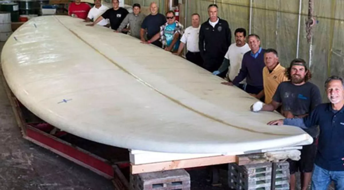 66 de persoane pe aceeași placă de surfing! Record mondial! / VIDEO
