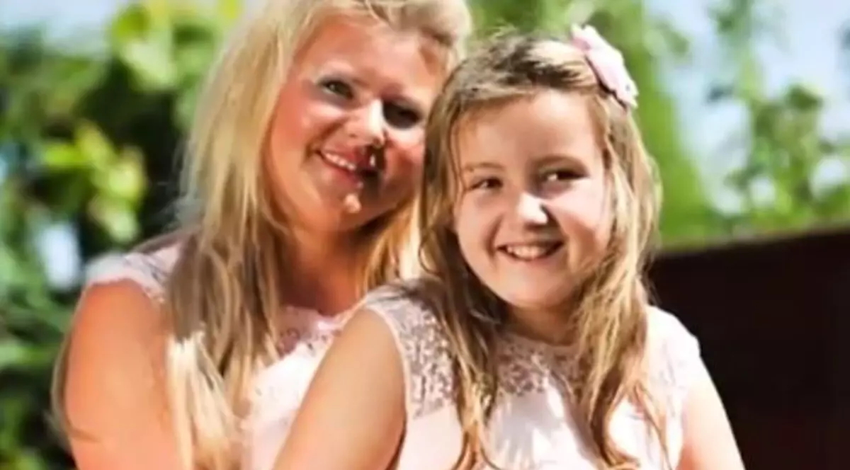 Fetiţă de 10 ani, supusă unor TRATAMENTE INUMANE pentru a fi MISS. Cum arată copila cu extensii de păr, unchii false şi machiaj strident VIDEO