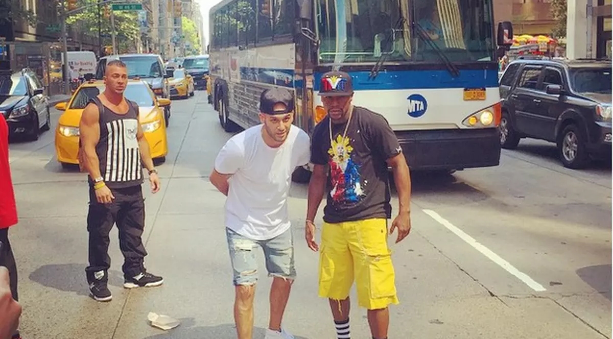 Floyd Mayweather a oprit circulația în New York ca să-și facă o poză