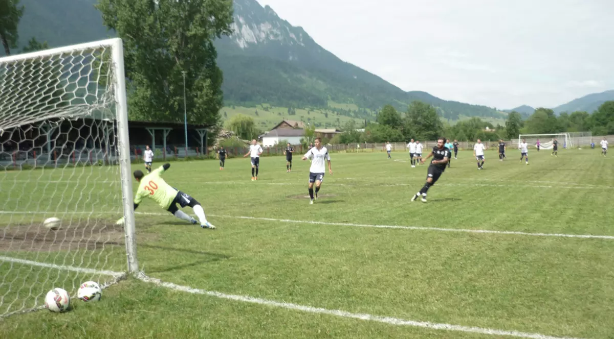 Viitorul lui Gică Hagi sună bine, al lui Ianis - mai puțin