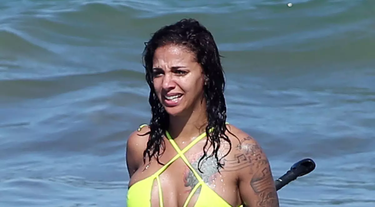 Cu ce vedetă se iubește tânăra asta DOLOFANĂ? | FOTO