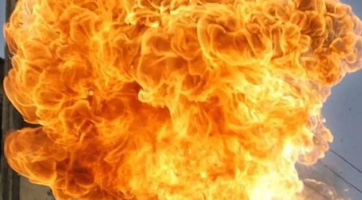Incendiu la ieşirea din Capitală! Un depozit de substanţe inflamabile a luat foc