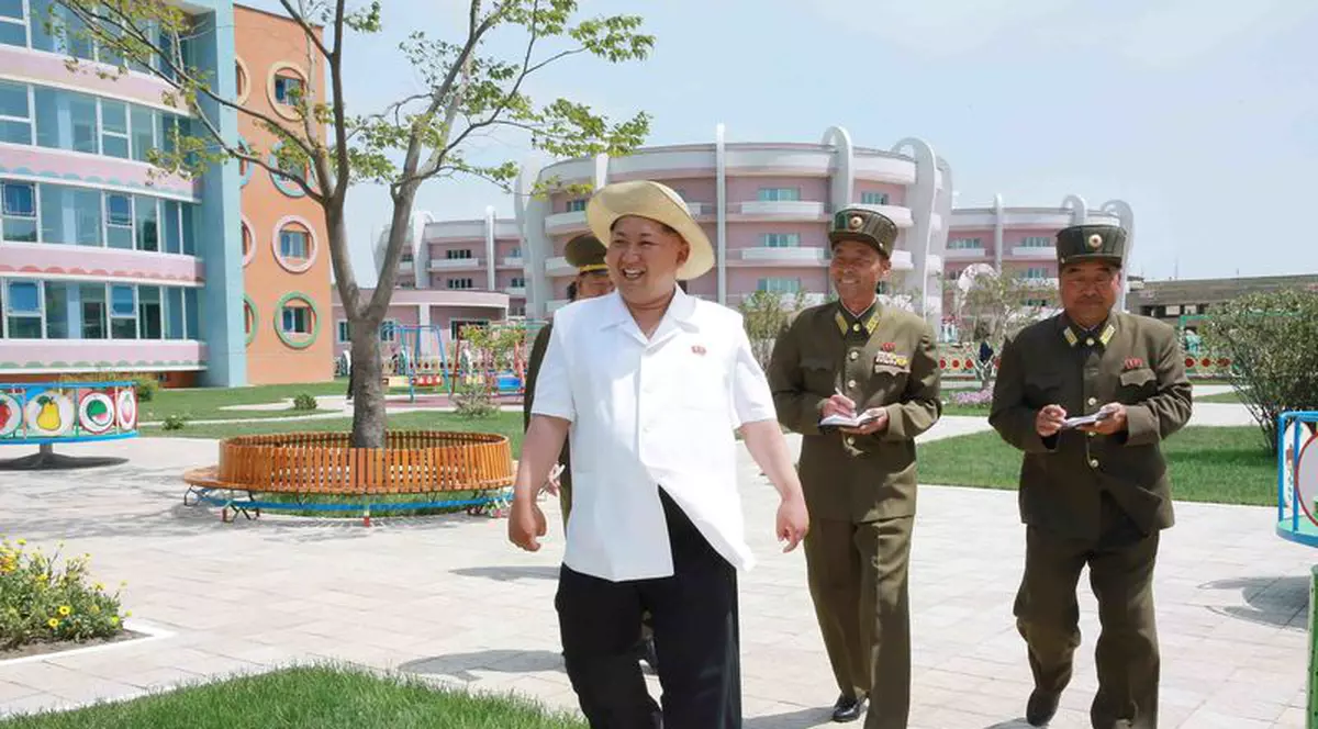 Pe unii i-a executat pentru că nu au fost atenți! Ce crezi că vor păți cei care au râs în spatele lui Kim Jong-Un?!