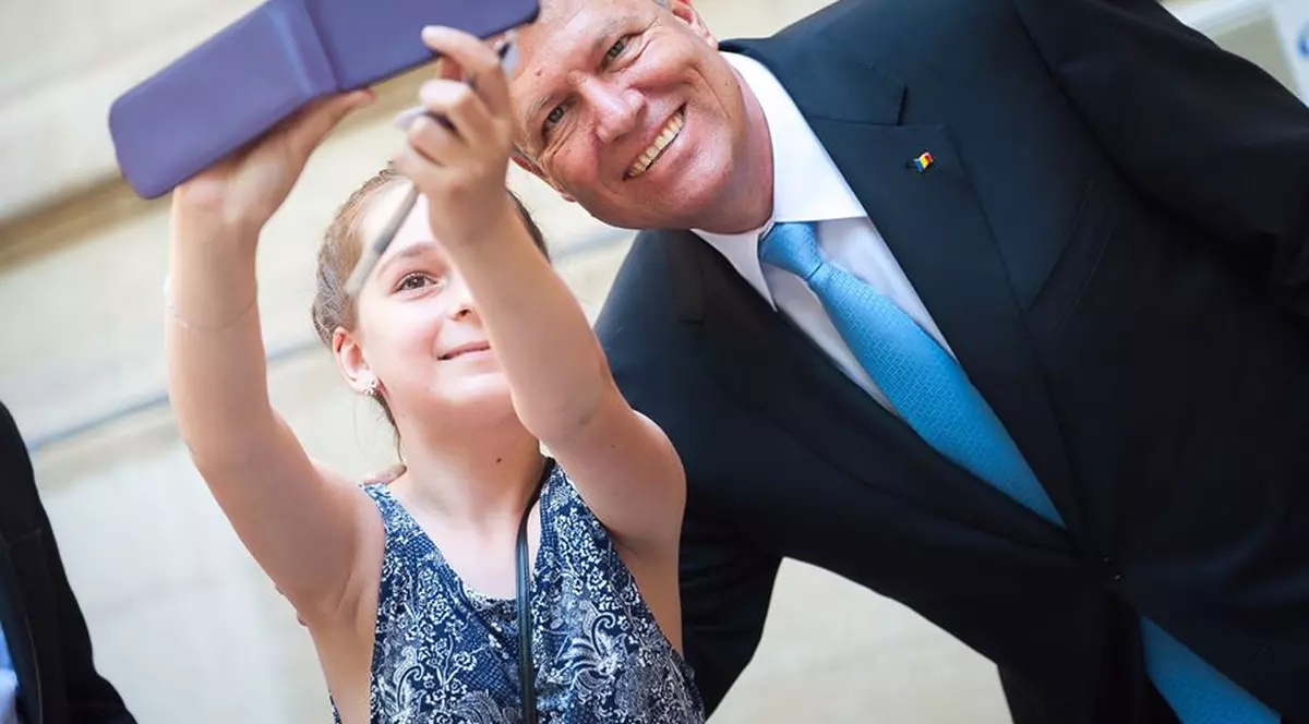 Klaus Iohannis A DAT ÎN MINTEA COPIILOR! FOTO
