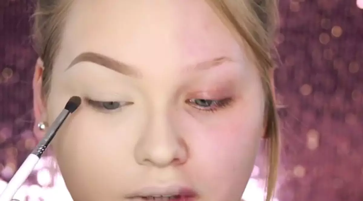 Rămâi mască! Cum se transformă o tânără absolut banală prin machiaj | VIDEO