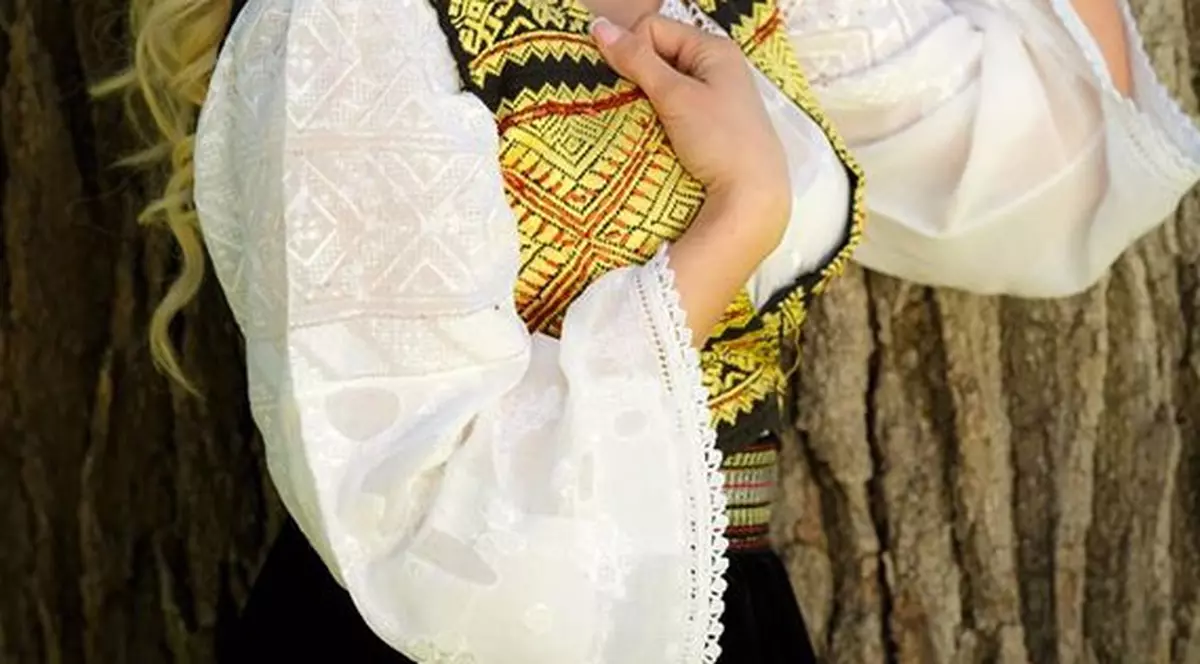 O cântăreață de muzică populară este ÎNSĂRCINATĂ? Declarația care a dat-o de gol