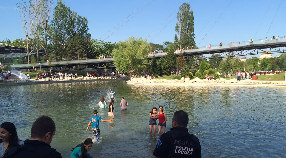 Razie pe lac! Polițiștii au băgat spaima în copiii care se jucau în parcul Moghioroș