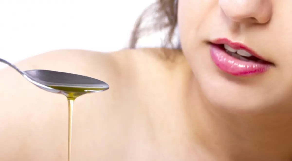 VREI SĂ AI DINȚI MAI SĂNĂTOȘI? AFLĂ CE ÎNSEAMNA ”OIL-PULLING” ȘI CUM SE FACE